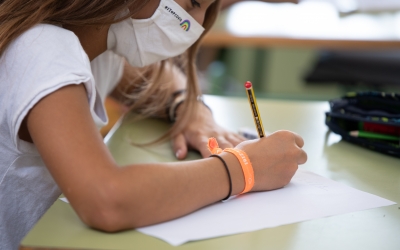 Una nena amb mascareta en una escola de Sabadell/ Roger Benet